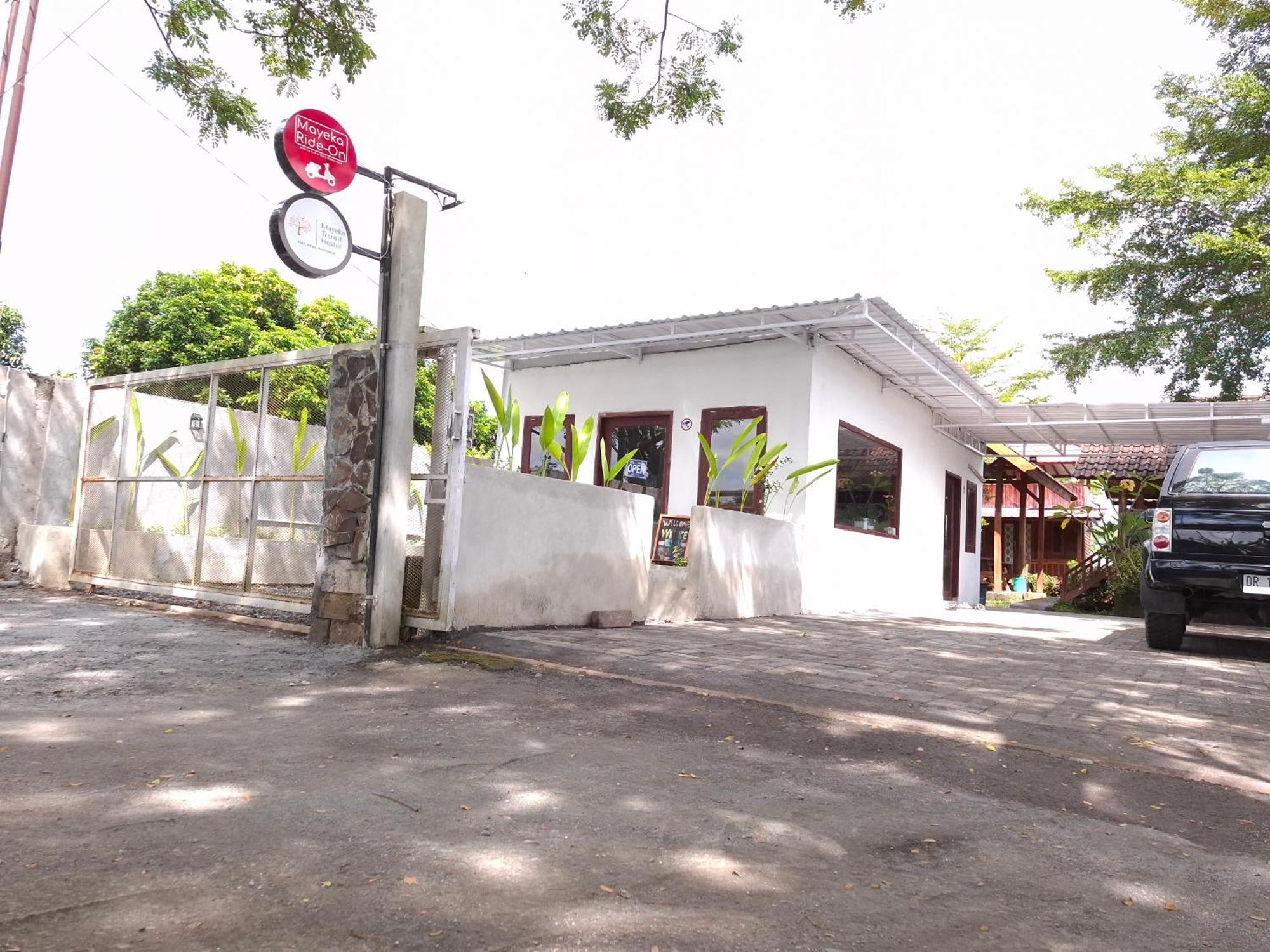 Mayeka Transit Hostel Bandara Internasional Lombok برايا المظهر الخارجي الصورة